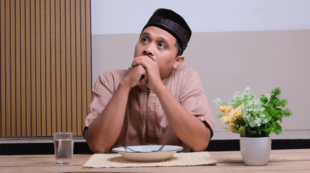 7 Hal yang Membatalkan Puasa Ramadhan yang Sering Tidak Disadari - Menunggu Buka Puasa